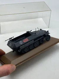 Veludført model af tysk ww2 køretøj med udstillingskasse