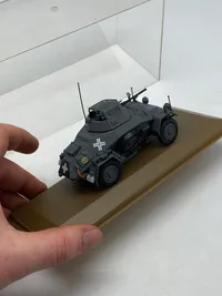 Veludført model af tysk ww2 køretøj med udstillingskasse