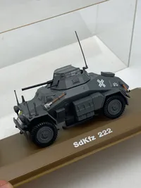 Veludført model af tysk ww2 køretøj med udstillingskasse