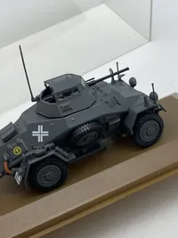 Veludført model af tysk ww2 køretøj med udstillingskasse