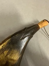Originalt velfremstillet 18-tals krudt horn