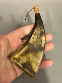 Originalt velfremstillet 18-tals krudt horn