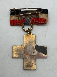 Original ROT Kreuz Sanitäts - Brosche München emailliertes Abzeichen Anhänger an Bandschleife um den WK1