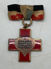Original ROT Kreuz Sanitäts - Brosche München emailliertes Abzeichen Anhänger an Bandschleife um den WK1