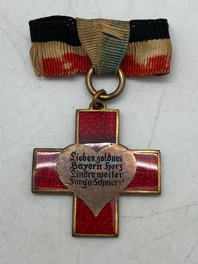 Original ROT Kreuz Sanitäts - Brosche München emailliertes Abzeichen Anhänger an Bandschleife um den WK1