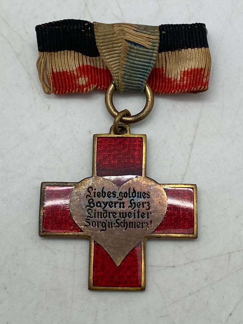Original ROT Kreuz Sanitäts - Brosche München emailliertes Abzeichen Anhänger an Bandschleife um den WK1
