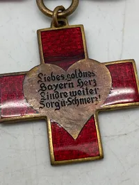 Original ROT Kreuz Sanitäts - Brosche München emailliertes Abzeichen Anhänger an Bandschleife um den WK1
