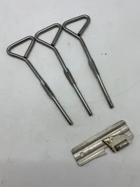 Original amerikansk P38 dåseåbner & og sticks til åbning af ammunitions kasser -ww2