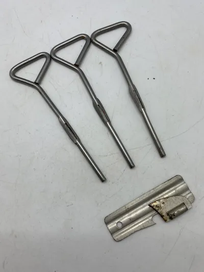 Original amerikansk P38 dåseåbner & og sticks til åbning af ammunitions kasser -ww2