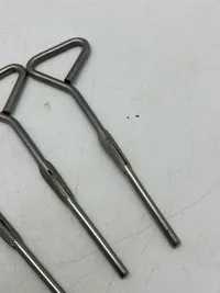 Original amerikansk P38 dåseåbner & og sticks til åbning af ammunitions kasser -ww2