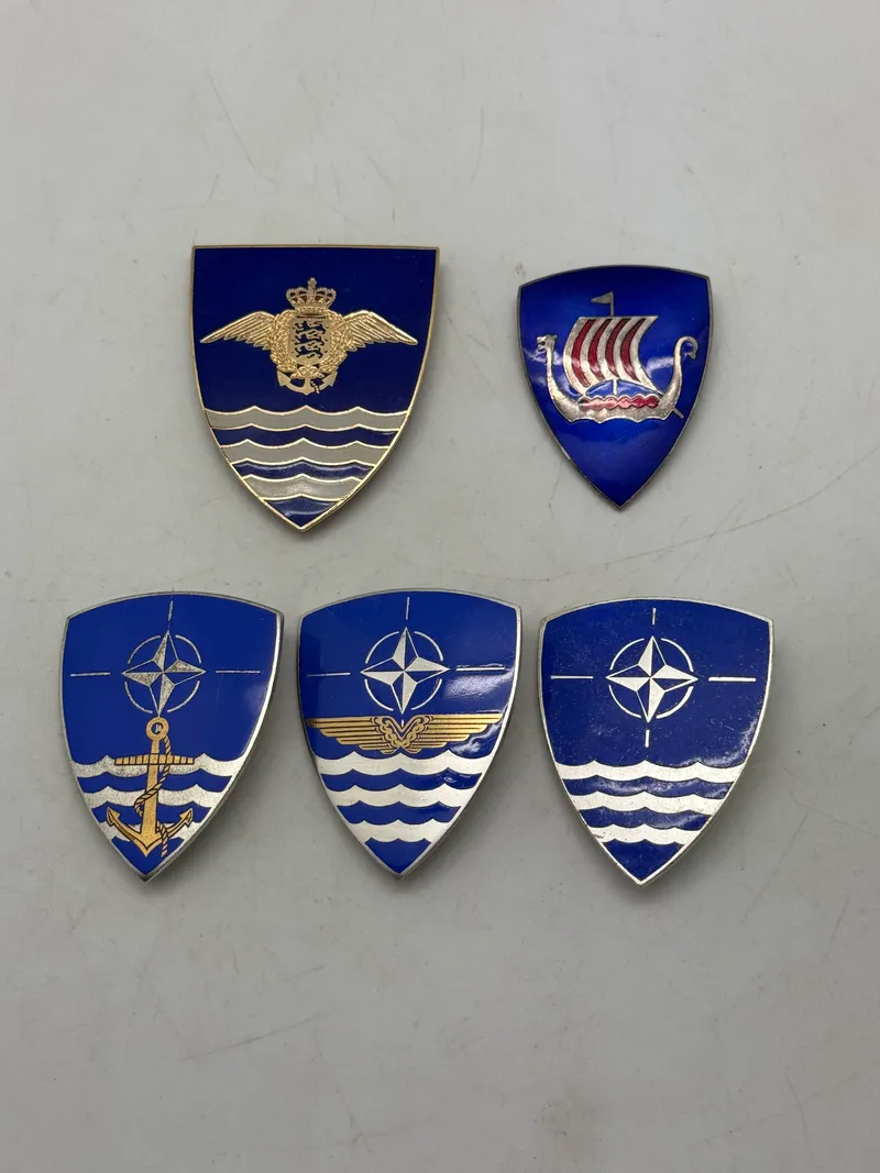 Samling NATO skjold mm.
