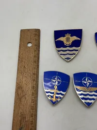 Samling NATO skjold mm.