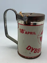 Original Dybbøldagsbøsse, plomberet og nummereret

Slaget ved Dybbøl markeres stadig, og Dybbøldagen afholdes hvert år den 18. april, - det var den dato, hvor Danmark tabte Slaget ved Dybbøl i 1864