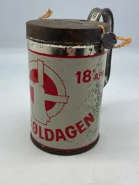 Original Dybbøldagsbøsse, plomberet og nummereret

Slaget ved Dybbøl markeres stadig, og Dybbøldagen afholdes hvert år den 18. april, - det var den dato, hvor Danmark tabte Slaget ved Dybbøl i 1864