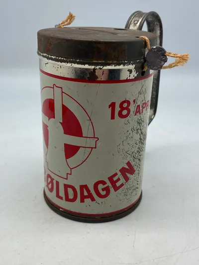 Original Dybbøldagsbøsse, plomberet og nummereret

Slaget ved Dybbøl markeres stadig, og Dybbøldagen afholdes hvert år den 18. april, - det var den dato, hvor Danmark tabte Slaget ved Dybbøl i 1864
