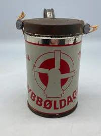 Original Dybbøldagsbøsse, plomberet og nummereret

Slaget ved Dybbøl markeres stadig, og Dybbøldagen afholdes hvert år den 18. april, - det var den dato, hvor Danmark tabte Slaget ved Dybbøl i 1864