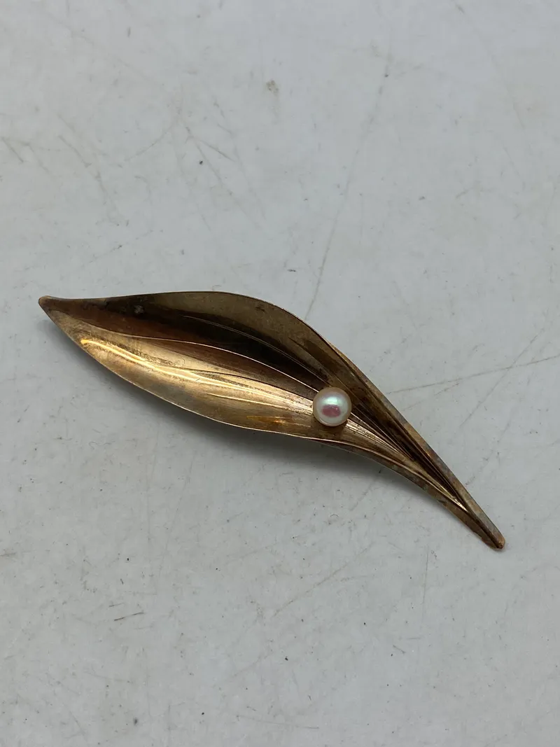 Broche - 8 karat guld, vægt 4 gram (aktuel guldværdi er ca 750,-)