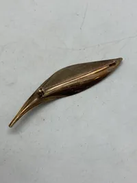 Broche - 8 karat guld, vægt 4 gram (aktuel guldværdi er ca 750,-)