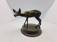 Bronzefigur med teksten “Fra frihedskæmperne i Østofte