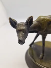Bronzefigur med teksten “Fra frihedskæmperne i Østofte