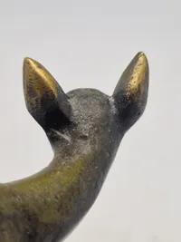 Bronzefigur med teksten “Fra frihedskæmperne i Østofte