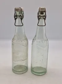 To originale Carlsberg patentflasker