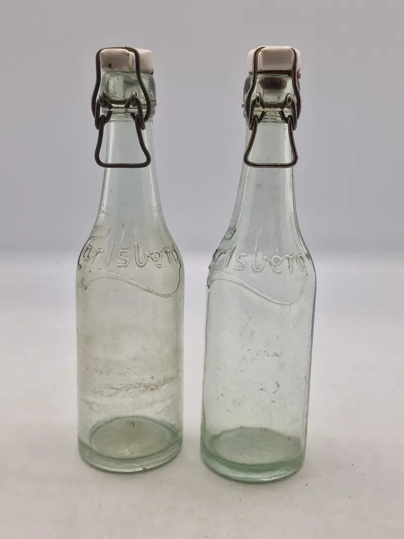 To originale Carlsberg patentflasker