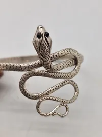 Armring af sterlingsølv med motiv af slange
