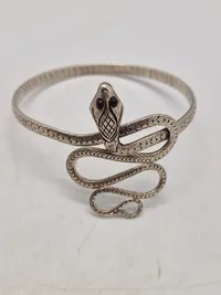 Armring af sterlingsølv med motiv af slange