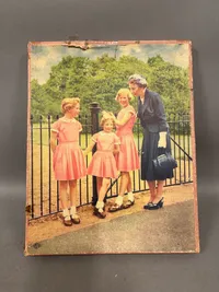 Puslespil med de tre prinsesser og Dronning Ingrid