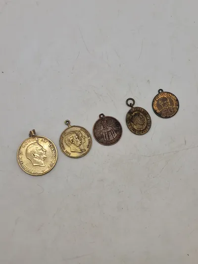 5 stk medaljer/mønter med øsken