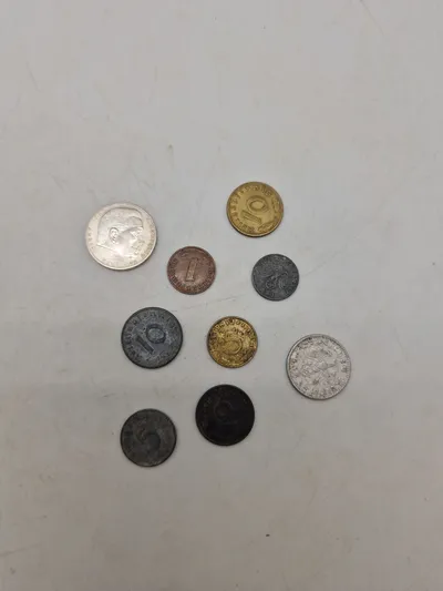 Samling mønter med hagekors - ww2