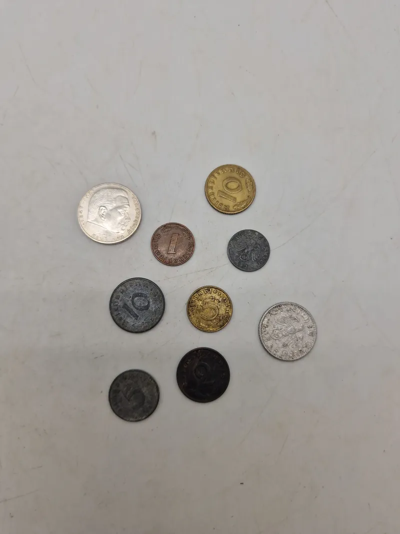 Samling mønter med hagekors - ww2