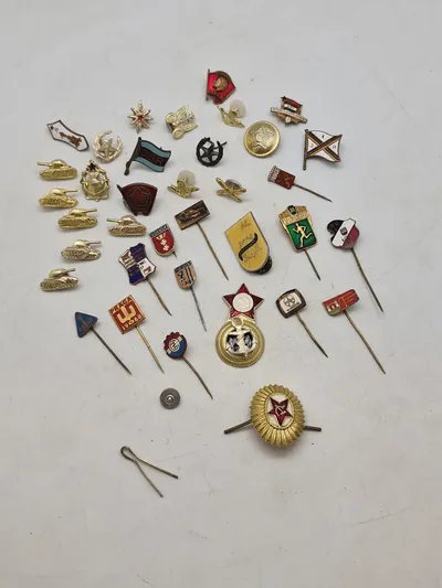 Samling diverse pins
