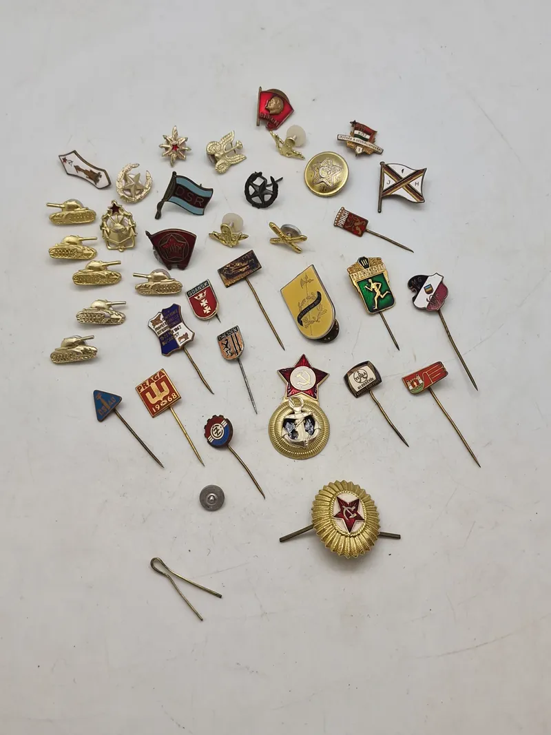 Samling diverse pins