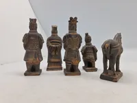 Samling ældre terrakotta figurer i æske