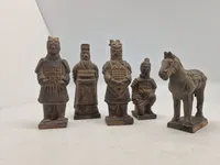Samling ældre terrakotta figurer i æske