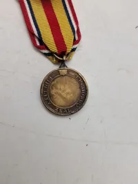 Samling diverse militære medaljer, vinger mm.