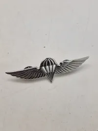 Samling diverse militære medaljer, vinger mm.