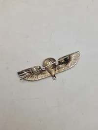 Samling diverse militære medaljer, vinger mm.