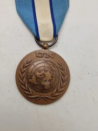 Samling diverse militære medaljer, vinger mm.