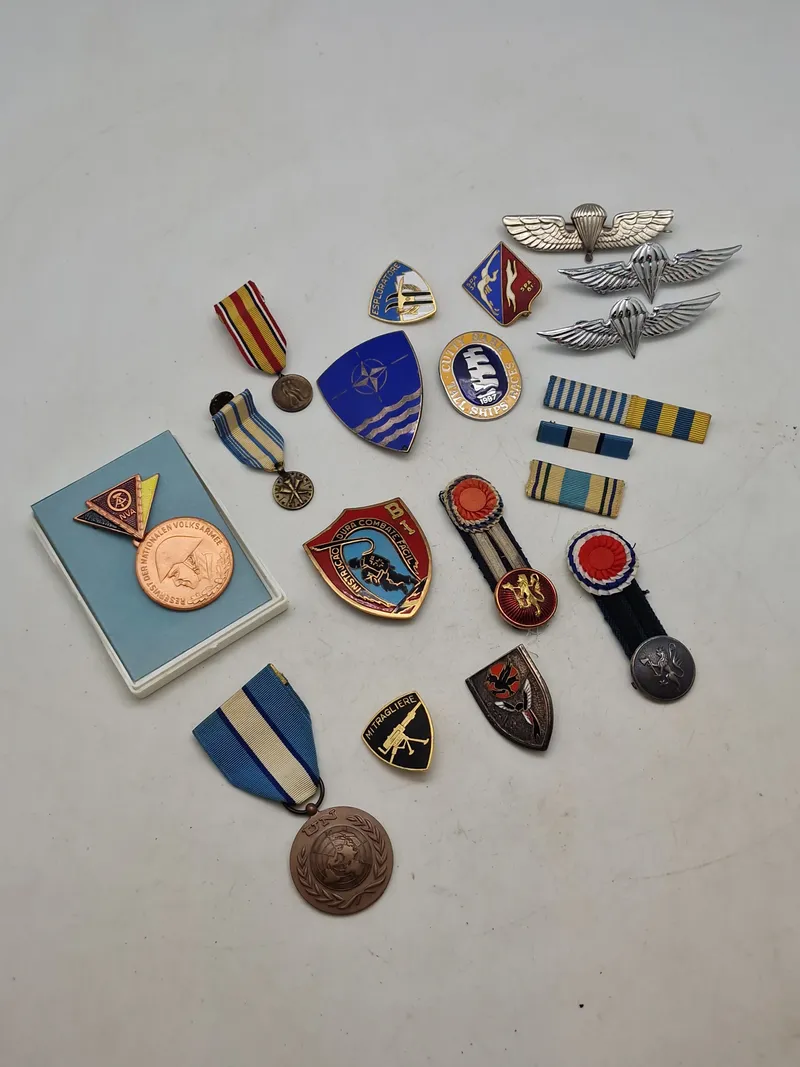 Samling diverse militære medaljer, vinger mm.