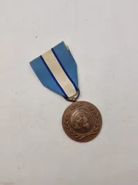 Samling diverse militære medaljer, vinger mm.