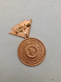 Samling diverse militære medaljer, vinger mm.