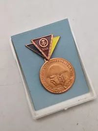 Samling diverse militære medaljer, vinger mm.