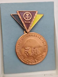 Samling diverse militære medaljer, vinger mm.
