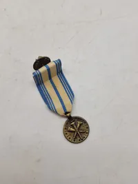 Samling diverse militære medaljer, vinger mm.