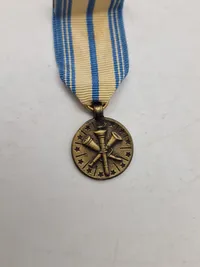 Samling diverse militære medaljer, vinger mm.