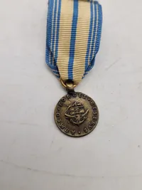 Samling diverse militære medaljer, vinger mm.