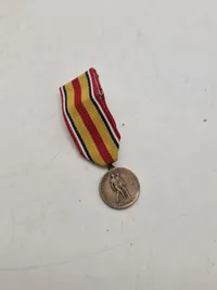 Samling diverse militære medaljer, vinger mm.